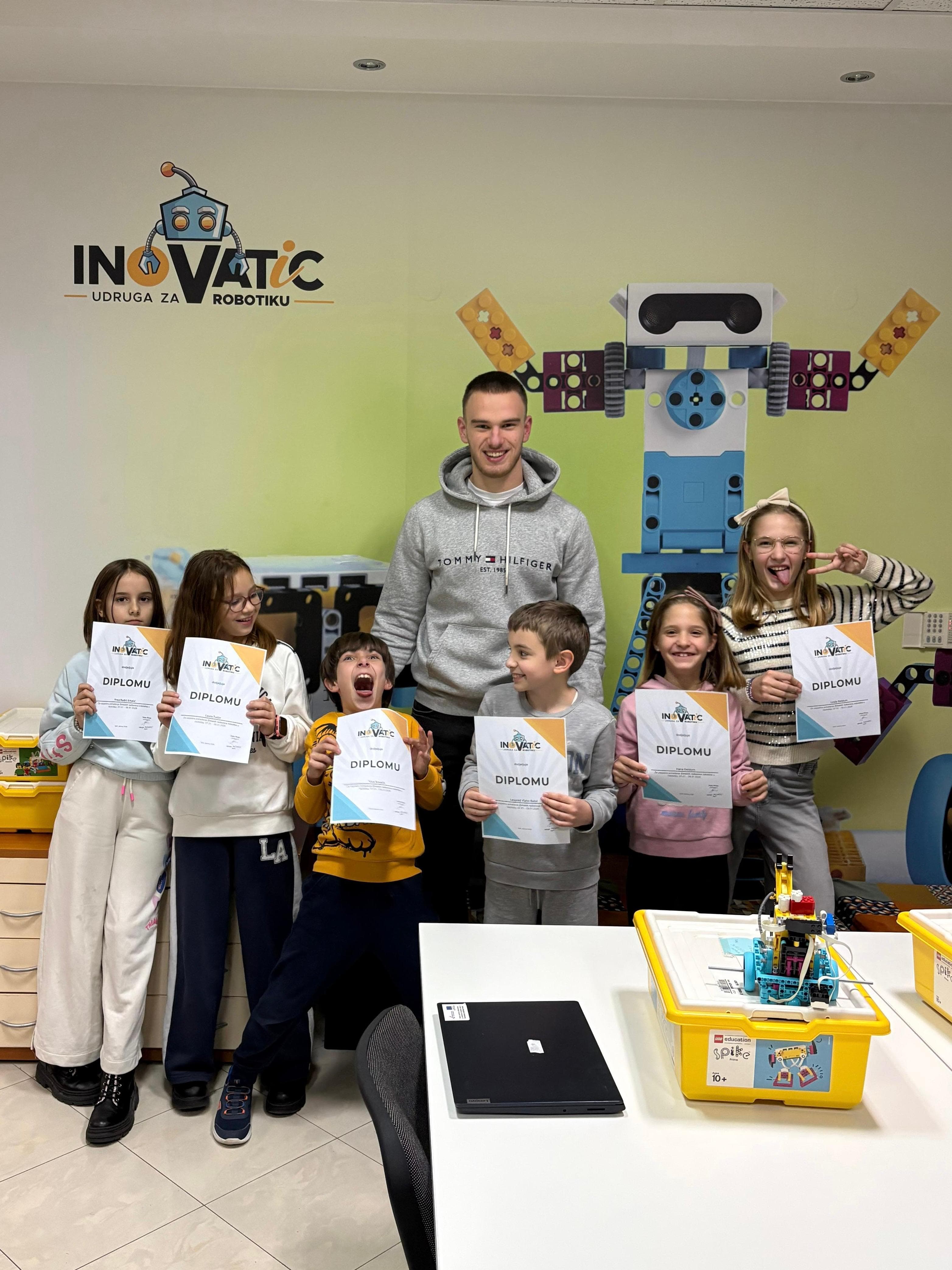 Djeca na radionici LEGO robotike – fotografija 1