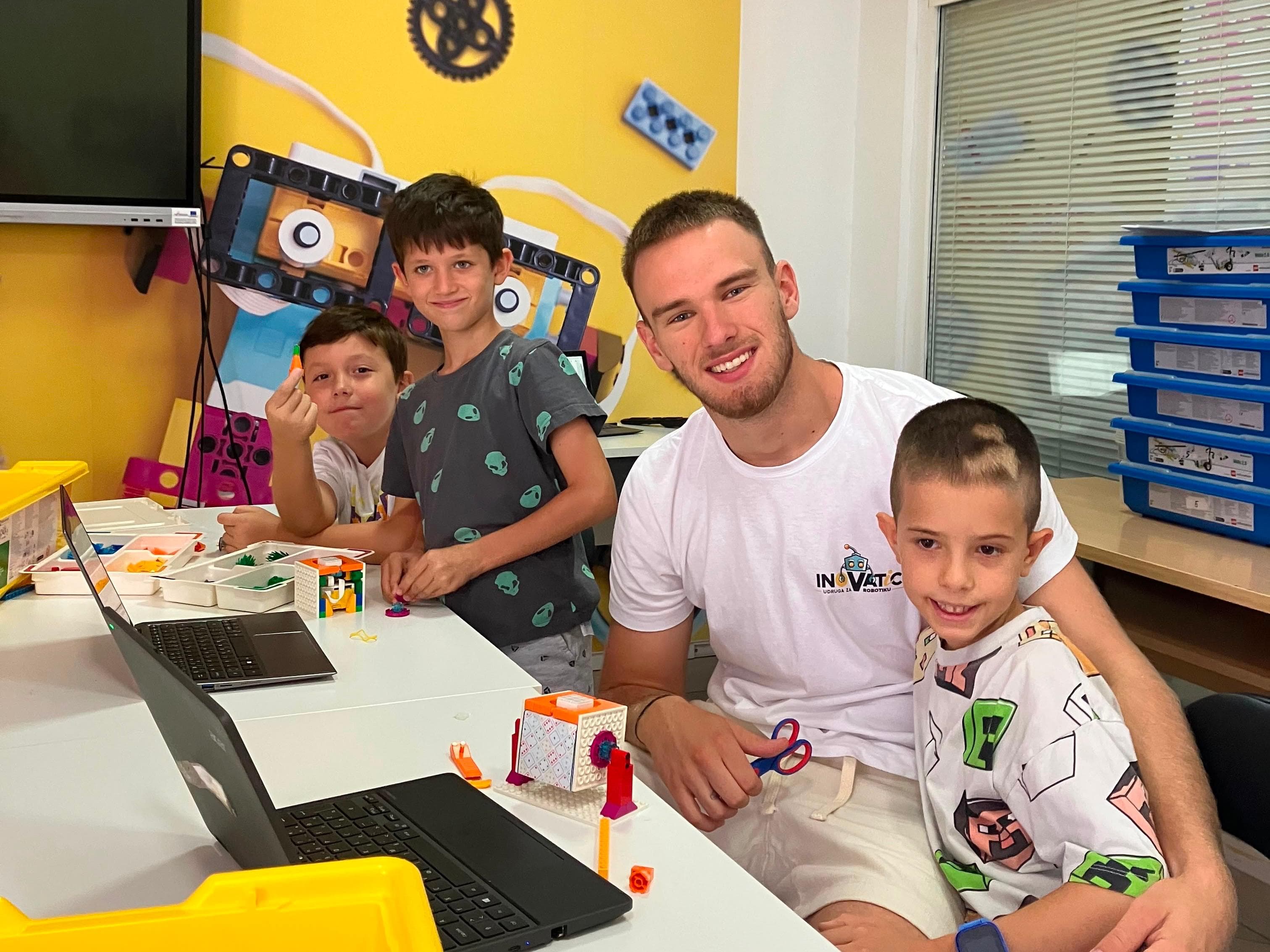Djeca na radionici LEGO robotike – fotografija 3