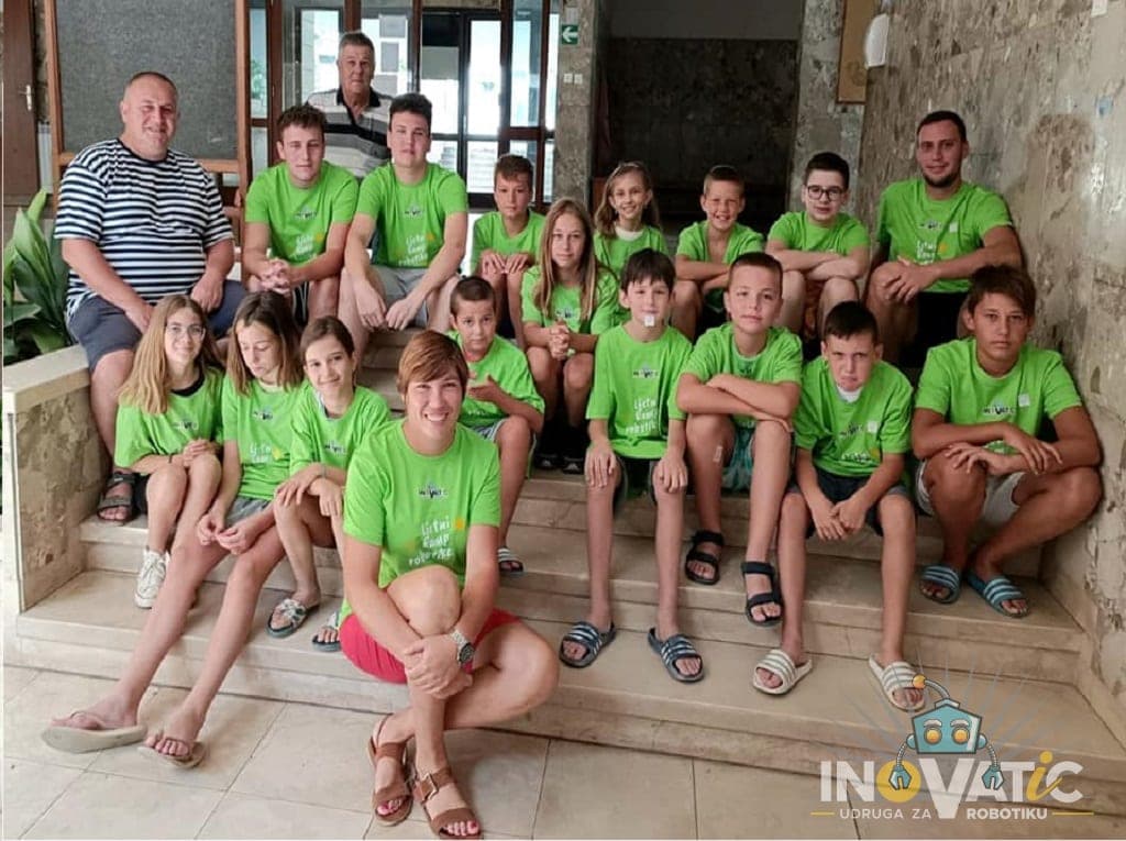 Održane tri Ljetne škole robotike na Braču u sklopu EU projekta “Bilo kuda STEM svuda”.
